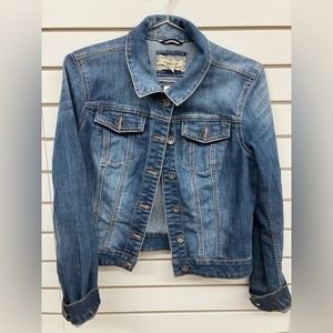 Classic style jean jacket for every day wear yum l/g